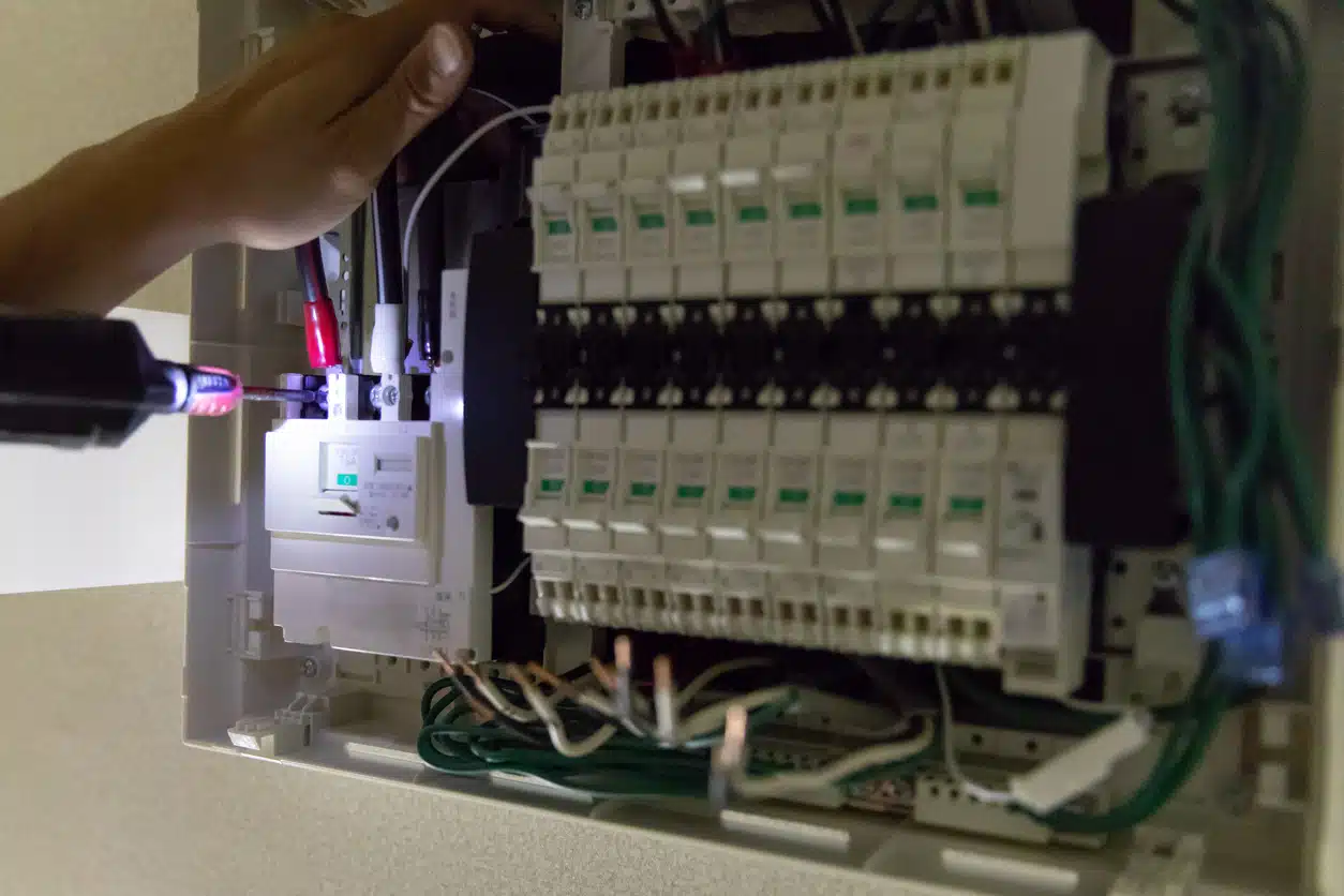 Installation of a quake-sensitive circuit breaker